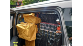 Barang bukti berupa bungkusan rokok tak berpita cukai yang diangkut menggunakan mobil  berplat nomor TNI AL Palsu, diringkus di pintu tol Cikopo, Purwakarta, Jumat 31 Januari 2025. Instagram@maduar25jam 