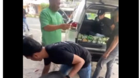 Polisi membongkar ban serep di sebuah mobil Pajera Sport metalik, yang dibawa oleh MS, 39, warga Jatim. Di dalam ban tersimpan 22 bungkus sabu seberat 24,8 kg. Instagram@lampungehnews