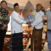 Wakil Bupati Salamnudin menyerahkan wayang gunungan kepada ki dalang Seno Aji, sebelum gebyakan wayang kulit sedekah Desa Tanggalrejo, kecamatan Mojoagung, Jombang, Sabtu malam 22 Februari 2025. Foto: jombangkab.go,id