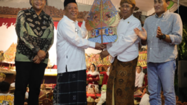 Wakil Bupati Salamnudin menyerahkan wayang gunungan kepada ki dalang Seno Aji, sebelum gebyakan wayang kulit sedekah Desa Tanggalrejo, kecamatan Mojoagung, Jombang, Sabtu malam 22 Februari 2025. Foto: jombangkab.go,id
