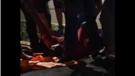 Petugas kepolisian Sukabumi, Jawa Barat, melakukan evakuasi jasad Samson, 33, yang tewas dikerayok masaa di Kampung Cihurang, Kabupaten Sukabumi, Jawa Barat pada Jumat (21/2) malam. Insgtagram@info.negri