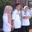 Inilah persoalannya, ibu guru ini merasa panik menghadapi demo siswanya sehingga berpegangan tangan di depan siswa saat aksi demo urusan SNBP dalam PPDS tahun 2025, pada tanggal 5 Februari 2025. Tangkap layar video Instagram@dramakuin.offical