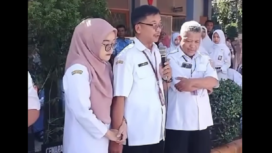 Inilah persoalannya, ibu guru ini merasa panik menghadapi demo siswanya sehingga berpegangan tangan di depan siswa saat aksi demo urusan SNBP dalam PPDS tahun 2025, pada tanggal 5 Februari 2025. Tangkap layar video Instagram@dramakuin.offical
