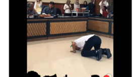 Seorang perwakilan tenaga honorer Pemkab Bangkalan, Madura,  rela sembah sujud memohon bantuan dari Komisi I DPRD Jawa Timur, agar hak-hak mereka dilidungi dan bisa diangkat menjadi PPPK. Tangkap  layar video instagram@wecarebangkalanmadura
