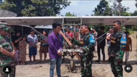 Petugas dari TNI AU memberi apresiasi kepada Carlos Sitepu, di desa Adin, kecamatan Salapian, Langkat, provinsi Sumatera Utara, karena telah berhasil merakit pesawat ringan menggunakan mesin sepeda motor  150 cc 18 tenaga kuda. Instagram@tkpmedan 