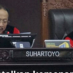 Hakim Ketua MK Hartoyo dan Enny Nurbaningsih memutuskan pilkada ulang di seluruh TPS wilayah kabupaten Serang, Jawa Barat, Senin 24 Februari 2025. Instagram@kumparan