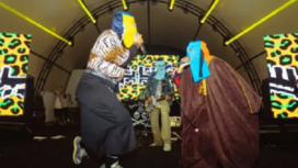 Beginilah atraksi panggung  Muhammad Syifa Al Lufti dan Novi Citra Indriyati dari kelompok band Sukatani yang melejit dan hitnya melakukan kritik keras berjudul: Bayar...Bayar...Bayar. Instagram@sukatani.band