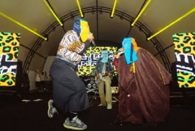 
					Beginilah atraksi panggung  Muhammad Syifa Al Lufti dan Novi Citra Indriyati dari kelompok band Sukatani yang melejit dan hitnya melakukan kritik keras berjudul: Bayar...Bayar...Bayar. Instagram@sukatani.band