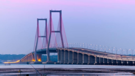 DPRD Jatim sepakat untuk memberlakukan kembali penyeberangan di jemabtan Suramadu berbayar: Mobil Rp 10.000, tronton Rp 15.000, motor Rp 3.000. Foto: ma-miftahulhuda.sch.id