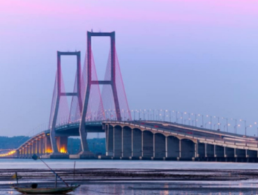 DPRD Jatim sepakat untuk memberlakukan kembali penyeberangan di jemabtan Suramadu berbayar: Mobil Rp 10.000, tronton Rp 15.000, motor Rp 3.000. Foto: ma-miftahulhuda.sch.id