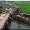 Dinas PU kabupaten Jombang, sejak Selasa, 18 Februari 2025, mengerahkan alat berat untuk memperbaiki tanggul Kali Jombang Wetan yang mengalami longsor sejak akhir Januari 2025. Tangkap Layar Video Instagram@wargajombang