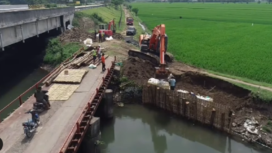 Dinas PU kabupaten Jombang, sejak Selasa, 18 Februari 2025, mengerahkan alat berat untuk memperbaiki tanggul Kali Jombang Wetan yang mengalami longsor sejak akhir Januari 2025. Tangkap Layar Video Instagram@wargajombang