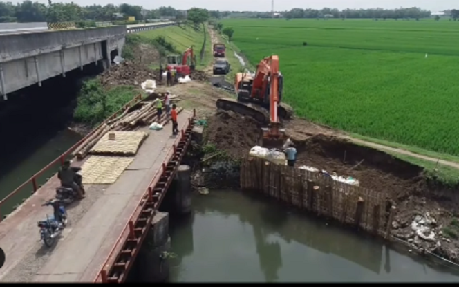 
					Dinas PU kabupaten Jombang, sejak Selasa, 18 Februari 2025, mengerahkan alat berat untuk memperbaiki tanggul Kali Jombang Wetan yang mengalami longsor sejak akhir Januari 2025. Tangkap Layar Video Instagram@wargajombang