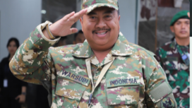 Bupati Jombang Warsubi SH mengenakan pakaian militer saat mengikuti retreat di Magelang,  bersama seluruh kepala daerah yang dilantik secara serentak di istana negara, Jakarta, 20 Februari 2025. Foto: jombangkab.go.id. 