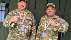 Salam komando Bupati Jombang Warsubi dan wakil bupati Salmanudin Yasid, saat bergabung di acara retreat nasional kepala daerah seluruh Indonesia di Akmil Magelang, Jawa Tengah. Foto: jombangkab.go.id
