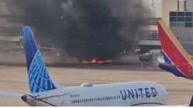 Pesawat terbakar setelah mendarat