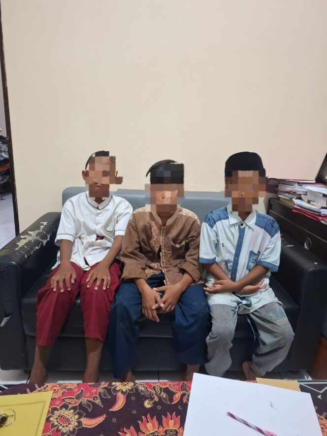 
					Foto: Istimewa
Ketiga bocah pelaku curanmor saat diamankan di Mapolsek Gresik Kota