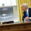Donald Trump berbicara di samping gambar jet tempur generasi keenam F-47 di Ruang Oval pada hari Jumat. / Carlos Barria / REUTERS