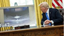 Donald Trump berbicara di samping gambar jet tempur generasi keenam F-47 di Ruang Oval pada hari Jumat. / Carlos Barria / REUTERS