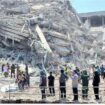 Tim penyelamat berada di sekitar gedung runtuh di Bangkok pada 28 Maret 2025, setelah gempa bumi mengguncang Myanmar dan Thailand. (Reuters)