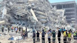 Tim penyelamat berada di sekitar gedung runtuh di Bangkok pada 28 Maret 2025, setelah gempa bumi mengguncang Myanmar dan Thailand. (Reuters)