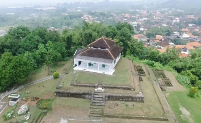 
					Petilasan Giri Kedaton di Gresik