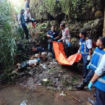 Petugas Polsek Pandaan, kabupaten Pasuruan bersama dan tim Inafis melakukan evakuasi jenazah Hufron, 40, yang terjatuh di sisi tebing tol Pandaan Km 56, Rabu 26 Maret 2025. Foto: Istimewa