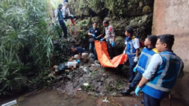 Petugas Polsek Pandaan, kabupaten Pasuruan bersama dan tim Inafis melakukan evakuasi jenazah Hufron, 40, yang terjatuh di sisi tebing tol Pandaan Km 56, Rabu 26 Maret 2025. Foto: Istimewa