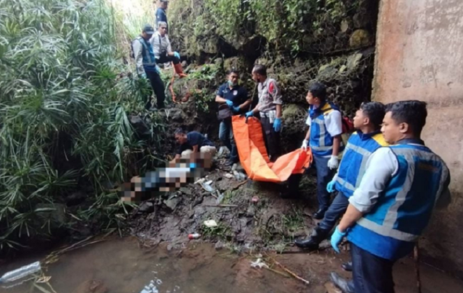 
					Petugas Polsek Pandaan, kabupaten Pasuruan bersama dan tim Inafis melakukan evakuasi jenazah Hufron, 40, yang terjatuh di sisi tebing tol Pandaan Km 56, Rabu 26 Maret 2025. Foto: Istimewa