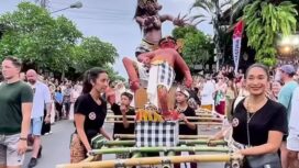 Happy Salmna (kanan) dan putrinya