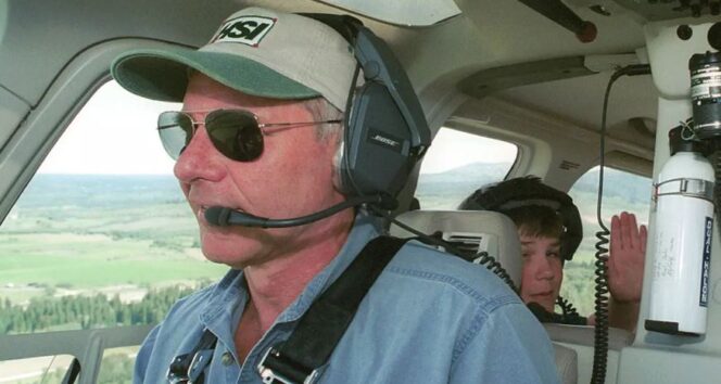 
					Harrison Ford membawa pramuka yang tersesat