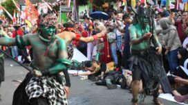 Teatrikal Ki Bagurekso di Batang menggambarkan perjuangan Ki Bahurekso untuk ikut memperjuangkan kemerdekaan Republik Indonesia di Kabupaten Batang