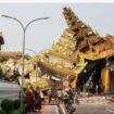 Pagoda Maha Myat Muni di Mandalay ambruk akibat gempa yang mengguncang Myanmar dan negara-negara di sekitarnya, pada Jumat (28/03).