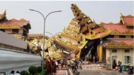 Pagoda Maha Myat Muni di Mandalay ambruk akibat gempa yang mengguncang Myanmar dan negara-negara di sekitarnya, pada Jumat (28/03).