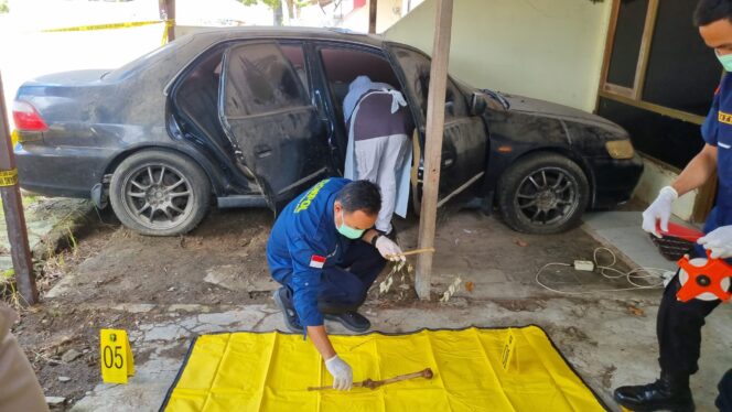 
					Foto: Istimewa
Petugas forensik tengah mengumpulkan tulang kerangka yang ditemukan di mobil.milik mantan Kanitreskrim Polsek Ujungpangkah.