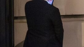 Pipis di tembok jalanan