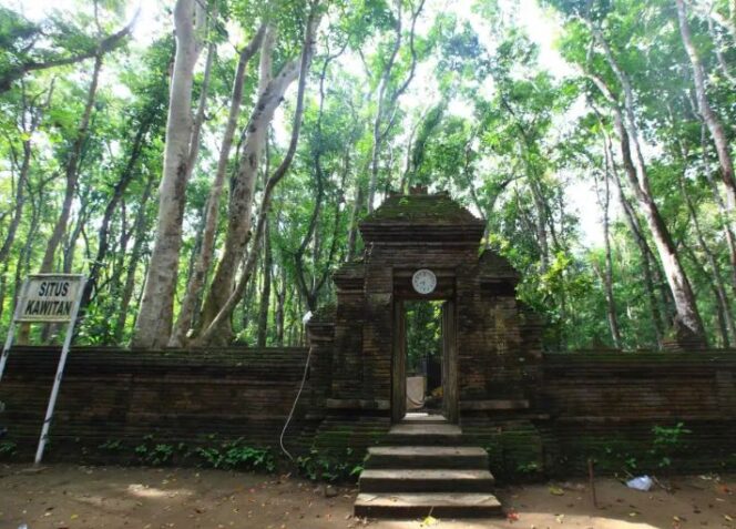 
					Situs Kawitan di Taman Nasional Alas Purwo, Banyuwangi, salah satu peninggalan kerajaan Blambangan yang masih tersisa, courtesy of Geopark Ijen