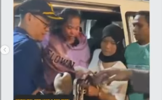 
					Seorang perempuan mengaku TKW di Hongkong asal Banyuwangi, mengalami pecah ketuban saat berada di atas feri penyeberangan. Mendapat pertolongan dari petugas Pos PAM ASDP hingga melahirkan  di rumah sakit terdekat dengan selamat, Sabtu dini hari 29 Maret 2025. Instagram@polresta_banyuwangi