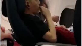 Merokok vape dalam pesawat