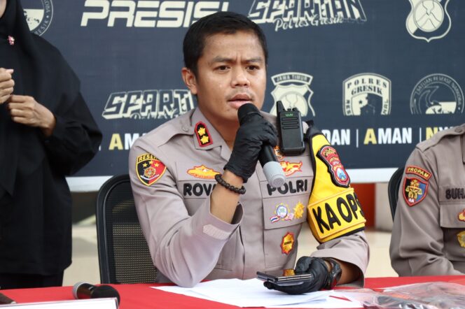 
					Foto; Istimewa
Kapolres Gresik AKBP Rovan Richard Mahenu