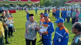 Bupati Jombang, H Warsubi saat membagikan paket sembako dan uang tunai kepada masyarakat di lapangan Pemkab Jombang, Kamis (20/32025) (Foto: KREDONEWS.COM/ Ipong D Cahyono)