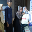 Keluarga besar bupati Jombang Abah Warsubi dan AFCO Group (Agung Family Corporation) membagikan 10.000 paket Lebaran untuk guru ngaji, seluruh kabupaten Jombang, Rabu 26 Maret 2025. Foto: jombangkab.go.id