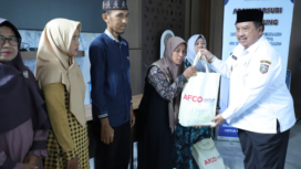 Keluarga besar bupati Jombang Abah Warsubi dan AFCO Group (Agung Family Corporation) membagikan 10.000 paket Lebaran untuk guru ngaji, seluruh kabupaten Jombang, Rabu 26 Maret 2025. Foto: jombangkab.go.id