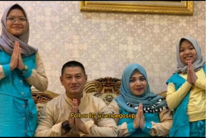
					Empat orang sekeluarga jamaah umrah meninggal dunia dalam kecelakaan di Arab Saudi, masing-masing M Dawam Mahmud (49 tahun). Sumarsih (45 tahun), istri M Dawam. Areline Nawallya Adam (22 tahun), Audrya Malika Adam (16 tahun),  dua putra kjeluarga tersebut. Instagram@lambegossip