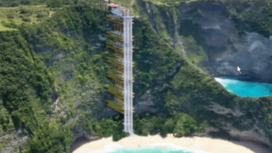 Pantai Kelingking akan segera memliki lift kaca setinggi 182 meter, saat ini dalam proses pengerjaan. Foto: nusabali.com