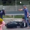 Aipda Andik Mayeni melumpuhkan dua begal motor di perempatan pabrik Sasa, Gedning, Probolinggo. Satu tersangka tersungkur kena tembakan, satunya lagi gemetaran saat ditodng menggunakan senjata api, peristiwa terjadi Sabtu 22 Maret 2025. Instagram@mygidsmedia