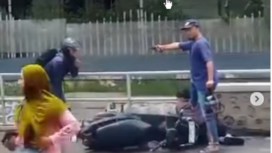 Aipda Andik Mayeni melumpuhkan dua begal motor di perempatan pabrik Sasa, Gedning, Probolinggo. Satu tersangka tersungkur kena tembakan, satunya lagi gemetaran saat ditodng menggunakan senjata api, peristiwa terjadi Sabtu 22 Maret 2025. Instagram@mygidsmedia