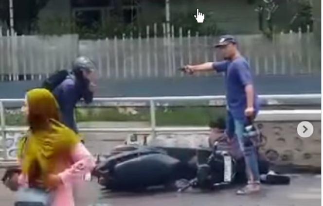 
					Aipda Andik Mayeni melumpuhkan dua begal motor di perempatan pabrik Sasa, Gedning, Probolinggo. Satu tersangka tersungkur kena tembakan, satunya lagi gemetaran saat ditodng menggunakan senjata api, peristiwa terjadi Sabtu 22 Maret 2025. Instagram@mygidsmedia