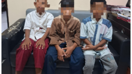 Polisi Polresk Gresik menagamankan tiga bocah pelajar SD di Gresik. Mereka  ditangkap saat  menuntun motor Mio curian di, Gresik Selasa dinihari, 18 Maret 2025. Foto: Istimewa