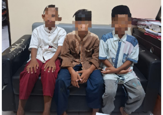 
					Polisi Polresk Gresik menagamankan tiga bocah pelajar SD di Gresik. Mereka  ditangkap saat  menuntun motor Mio curian di, Gresik Selasa dinihari, 18 Maret 2025. Foto: Istimewa